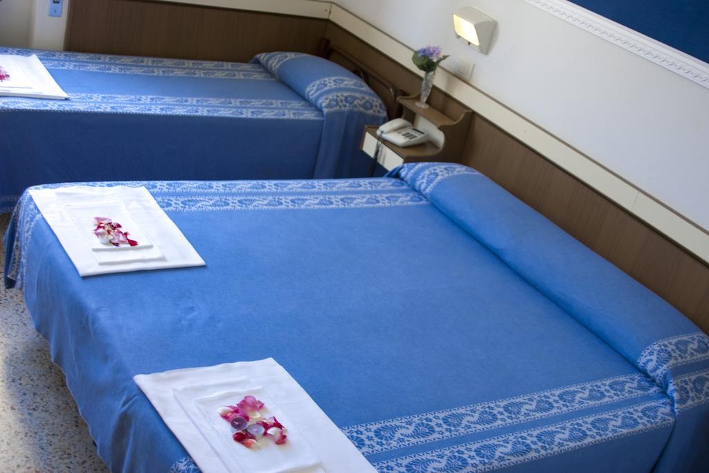 Hotel Niagara Marotta Room photo